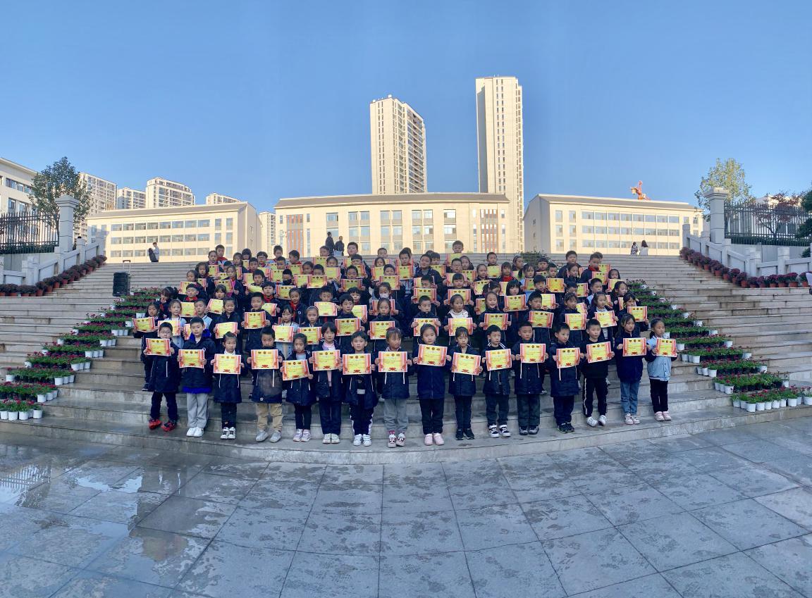 理想照亮未来，努力再创新篇——小学期中表彰大会