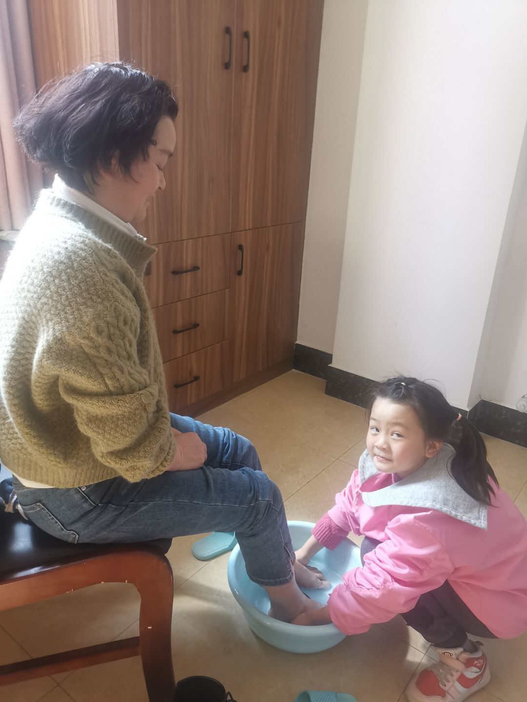 争当孝敬星，懂得感恩情——汉江实验学校小学“三八”妇女节庆祝活动