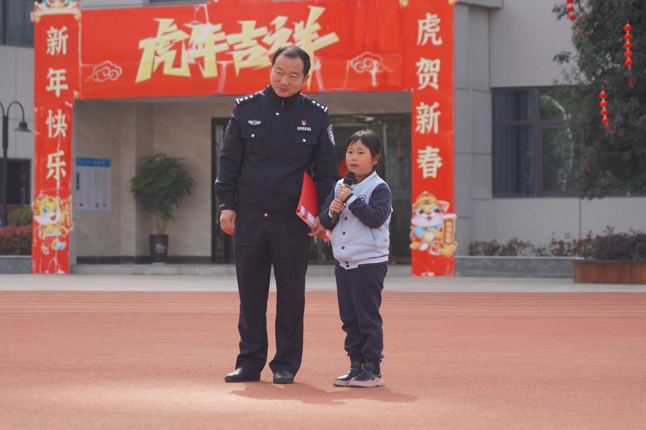 法治进校园 安全伴成长——汉江实验学校开展法治宣传进校园活动
