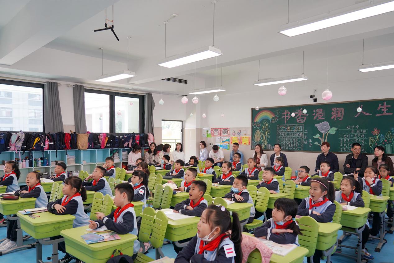 指引方向 促进成长——十堰市教科院专家莅临我校视导中小学教学工作