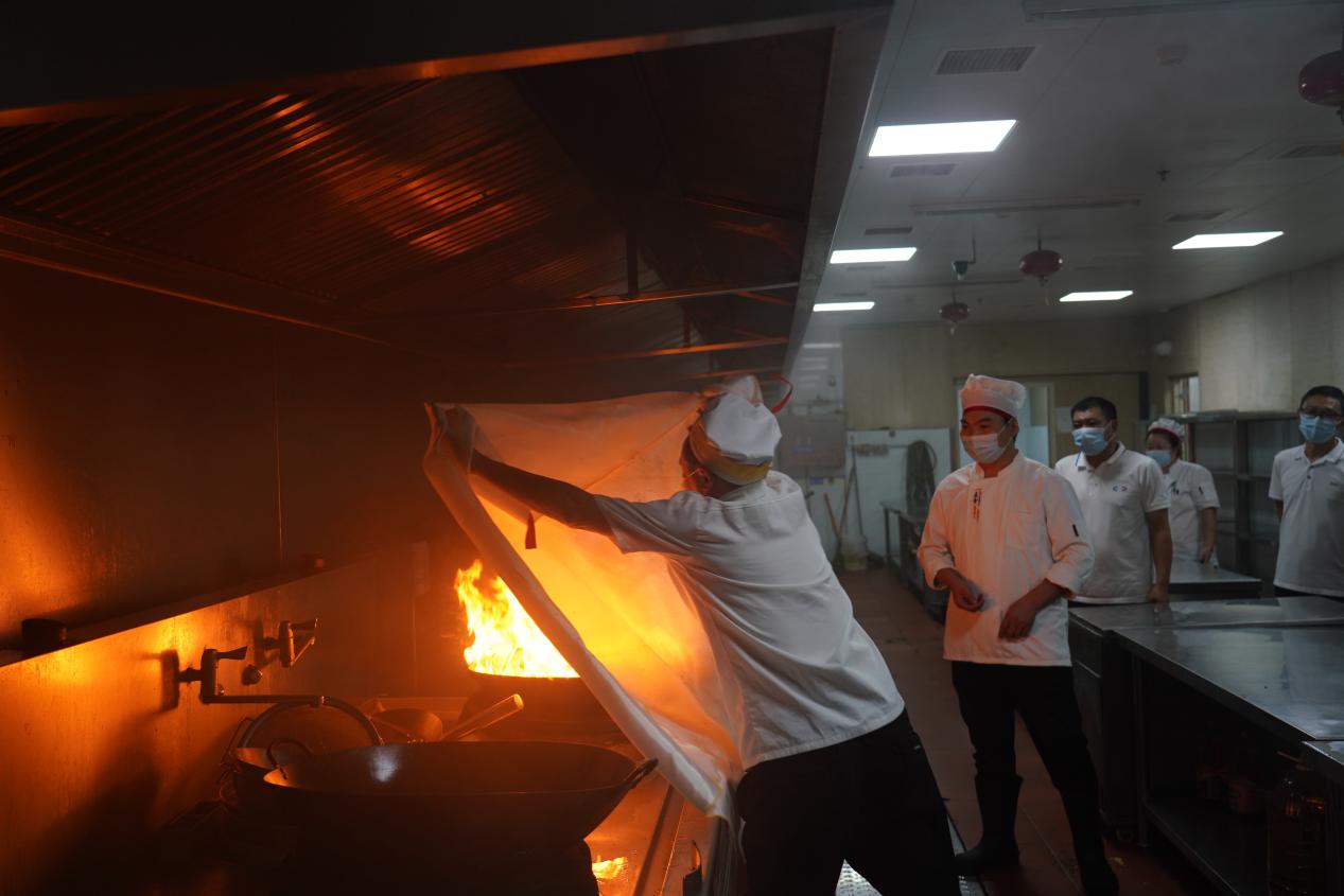 食以安为先——汉江实验学校开展食堂灭火及应急疏散演练
