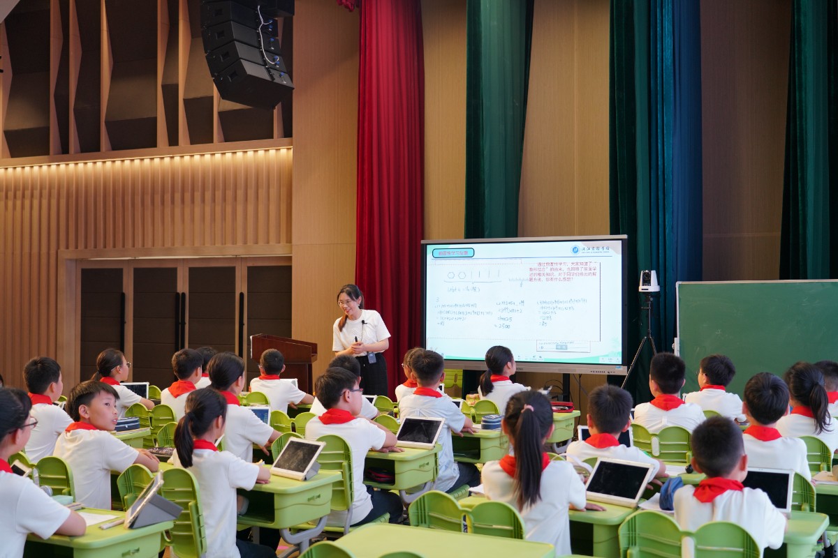 互学共研促成长——促进小学数学深度学习基于活动方式的有效性策略研究集中研讨会活动在汉江实验学校举办
