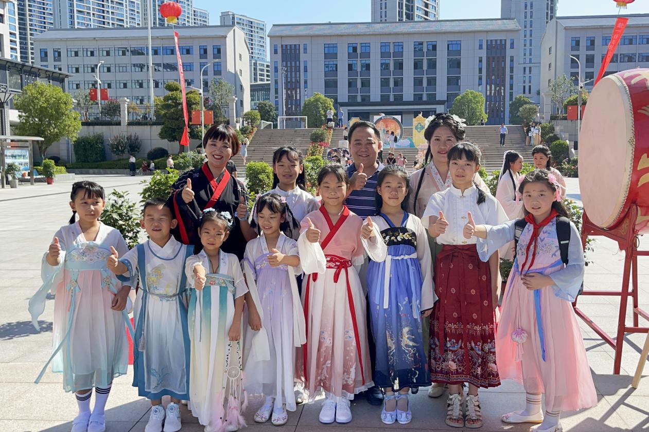 着汉服，行秦礼，赴一场秋天的约会  ——汉江实验学校小学部喜迎1800余名学生开学入校