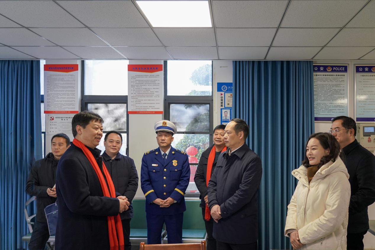 张湾区委副书记、区长李如玖同志 来我校检查新春开学及安全工作