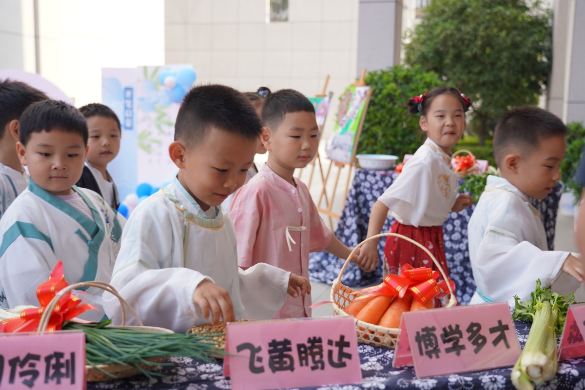 【汉实小学·温雅德育】“开笔启智 礼润童心”汉江实验学校小学部2024届一年级开笔礼