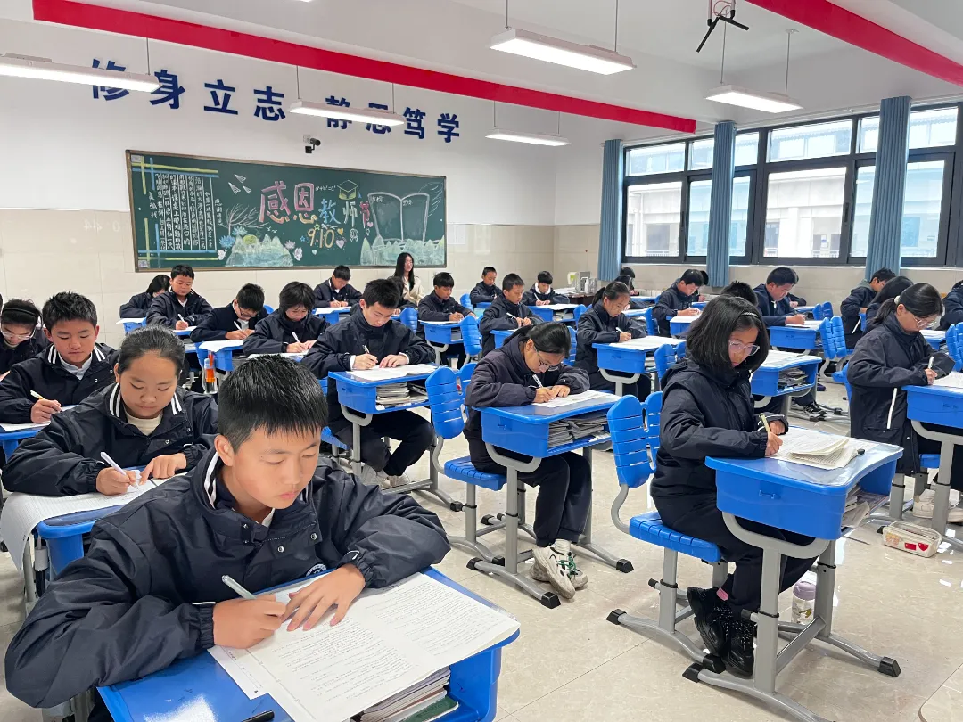 手握星辉，卷上墨香凝 落笔生花，少年意气发|汉江实验学校初中2024-2025学年上学期期中质量监测纪实