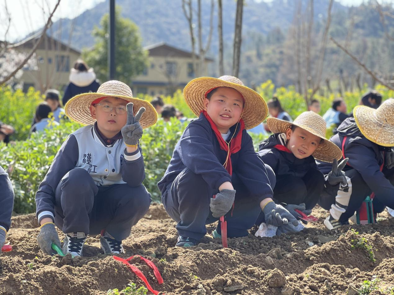 春日研学探新绿  知行合一赴成长 | 汉江实验学校开展主题研学暨四年级成长礼系列活动