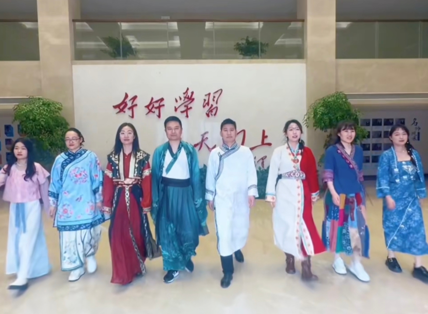 一场文化与身份的“变装” #民族风 #变装