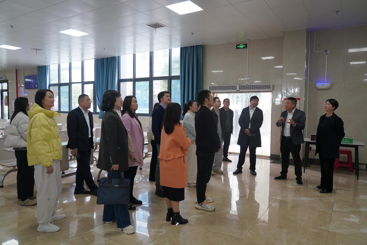 “两代表一委员”走进我校   家校共育聚合力