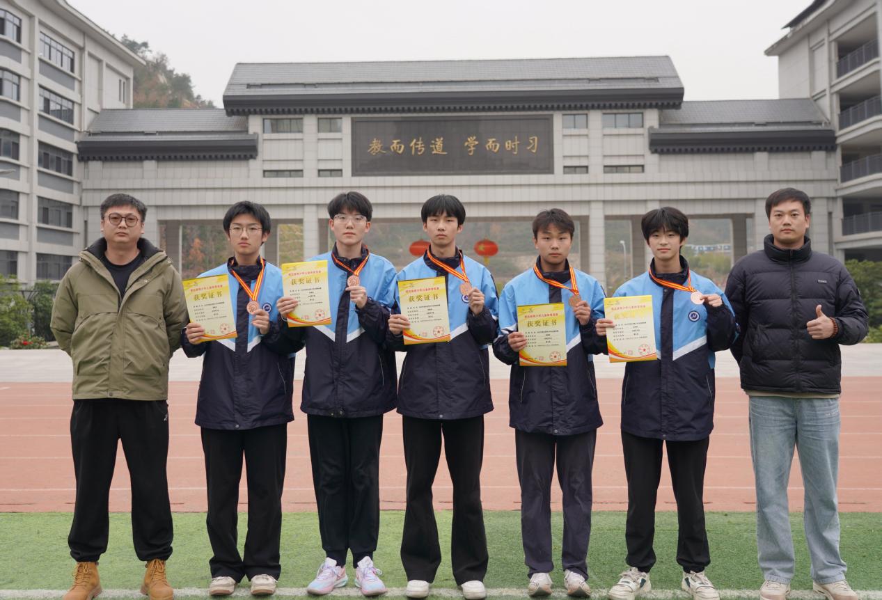 冰壶小将 闪耀荆楚 | 我校学子勇夺湖北省青少年冰壶锦标赛桂冠