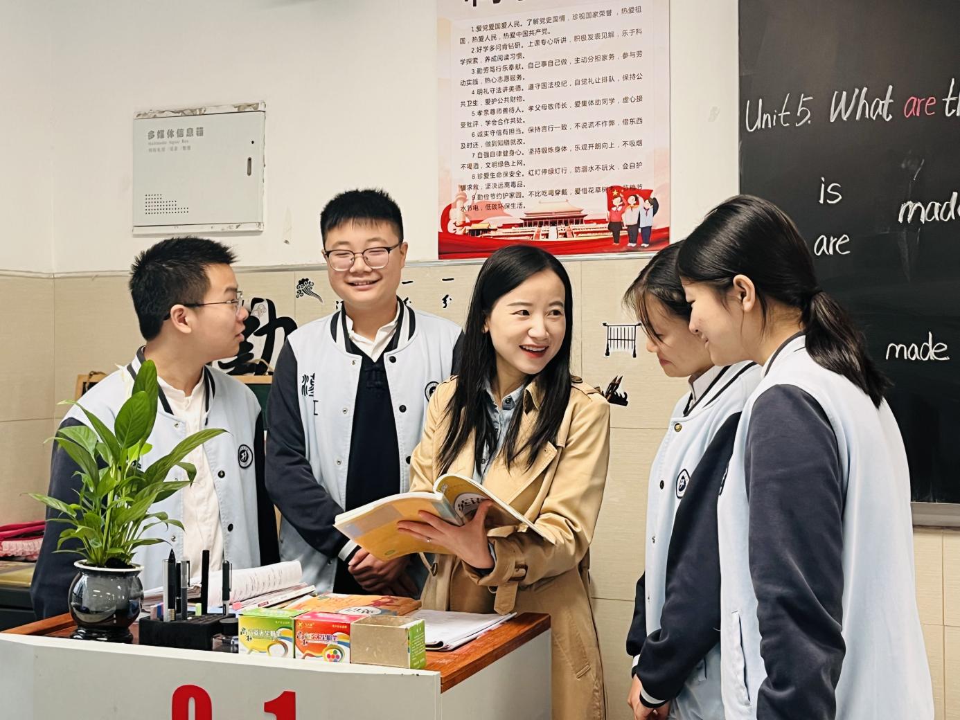 【教师专访】初心如磐 笃行致远 | 月度教学规范明星教师 潘彬