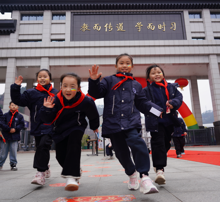 策马迎新生 暖爱满校园 | 汉江实验学校2026年春季新学期迎新活动温情启幕