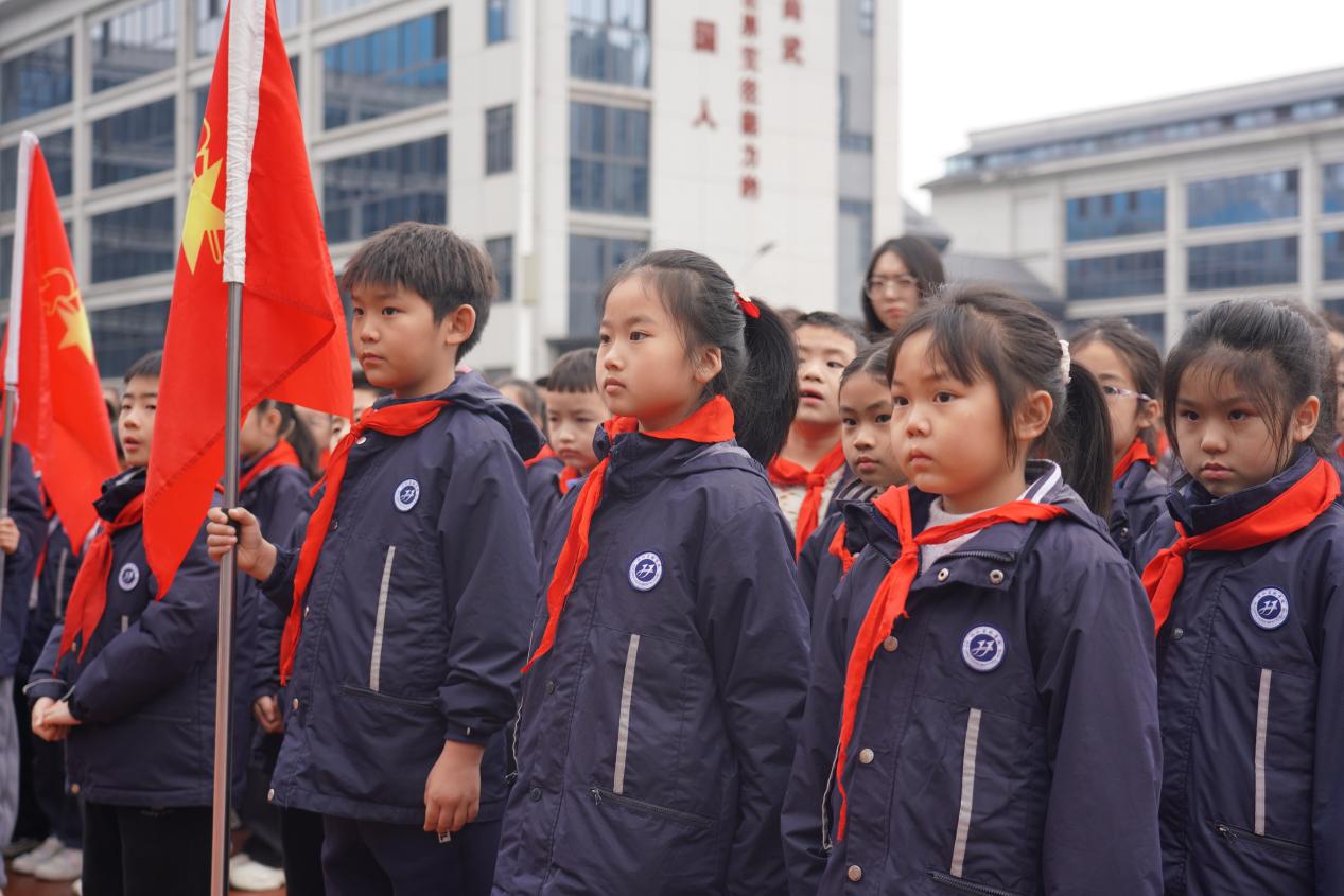 筑牢安全防线 护航青春成长  | 汉江实验学校开展 3・16 国旗课法治教育专题活动