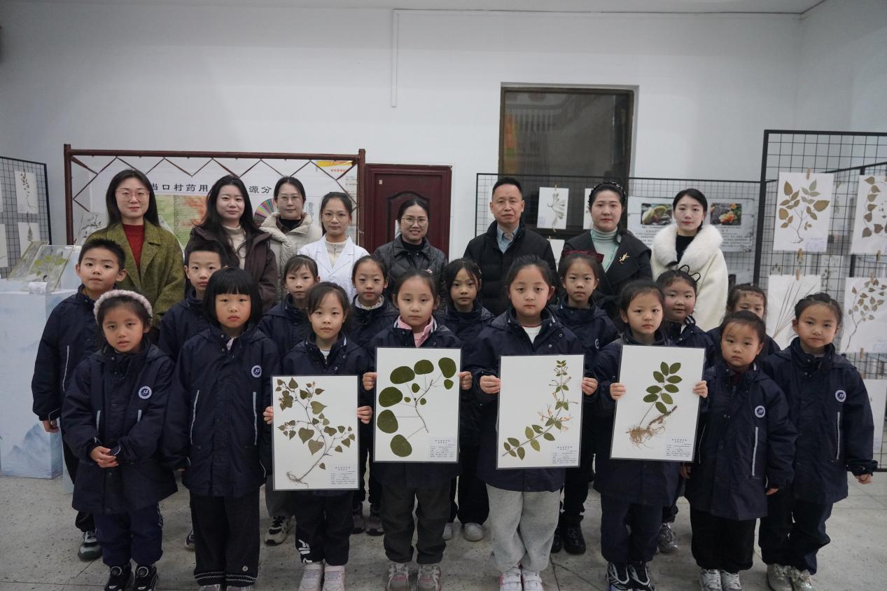 童心探本草 艺启科技梦  | 汉实学子走进医药学院 解锁美育与科学融合新体验