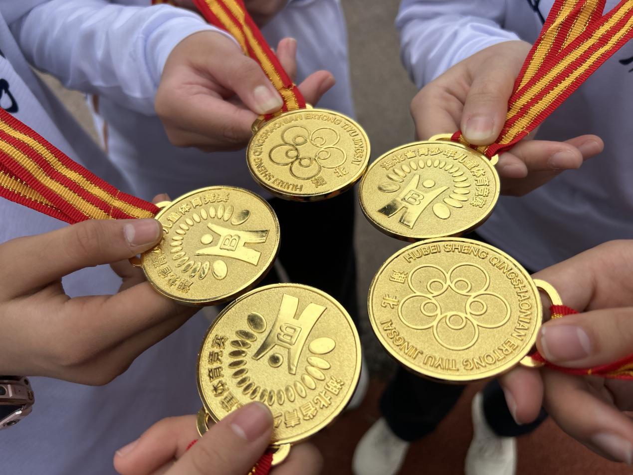 【荣誉时刻】省运首金 我校余梓萱同学冰壶夺魁为十堰赢得荣耀