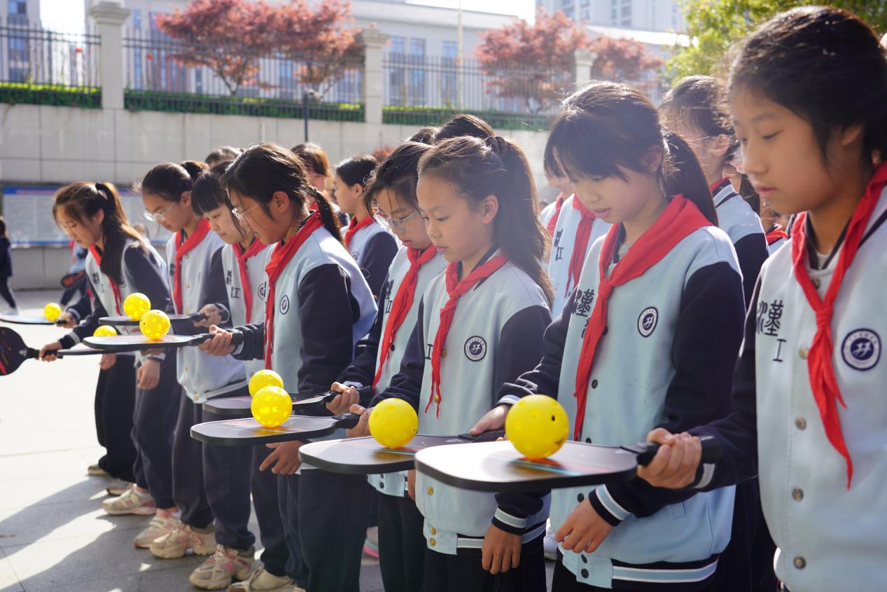 挥拍逐趣 解锁新运动 | 汉江实验学校五年级学子匹克球体验课趣味开练