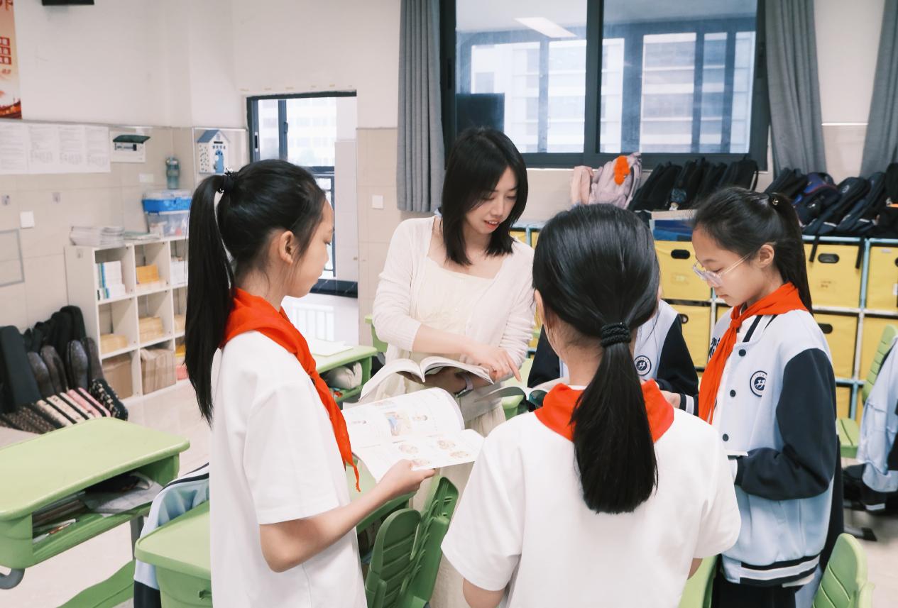 讲汉实故事 | 把 “根” 扎进课堂 让教育一路生花