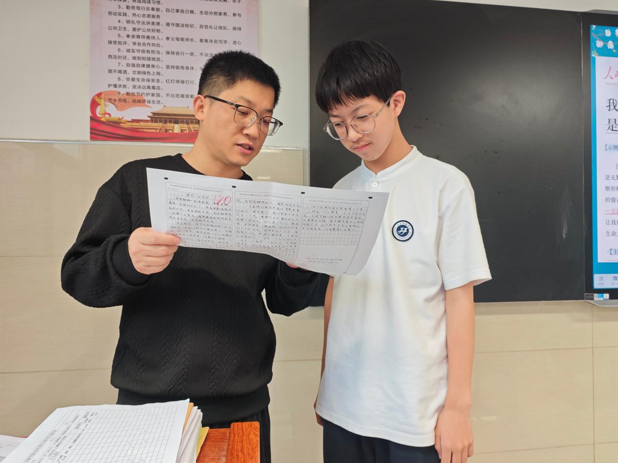 【教师专访】以文字为桥 做温暖的点灯人  | 月度教学规范明星教师 李立