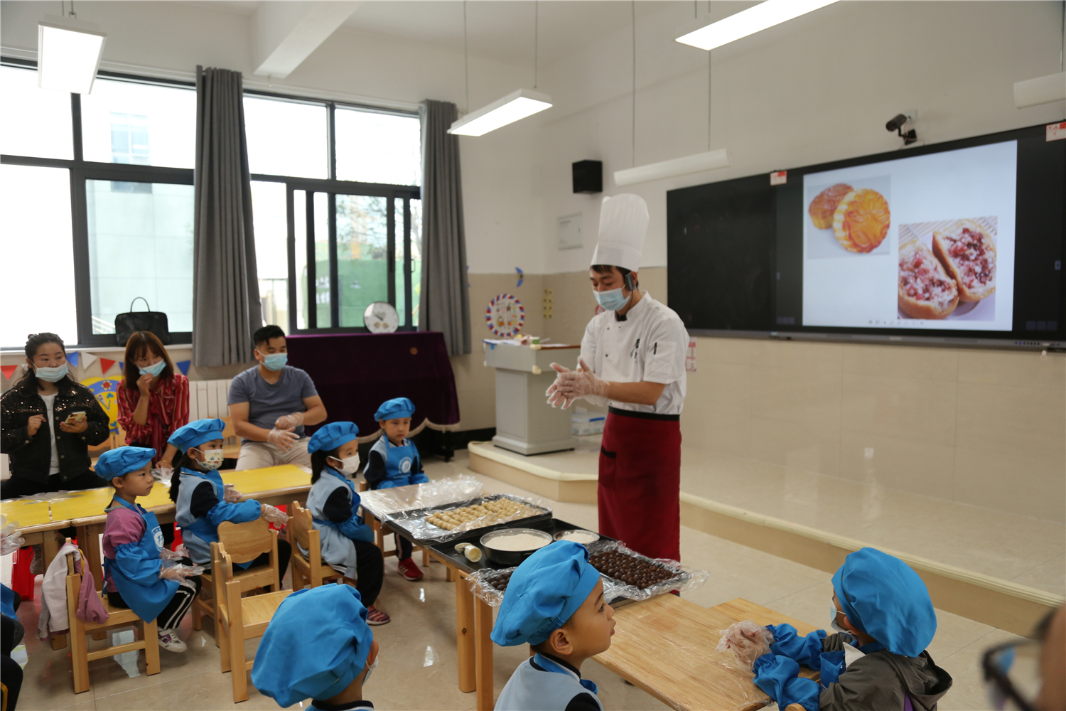 “团圆迎中秋·巧手做月饼”——汉江实验学校幼儿园举行中秋节亲子烘焙活动
