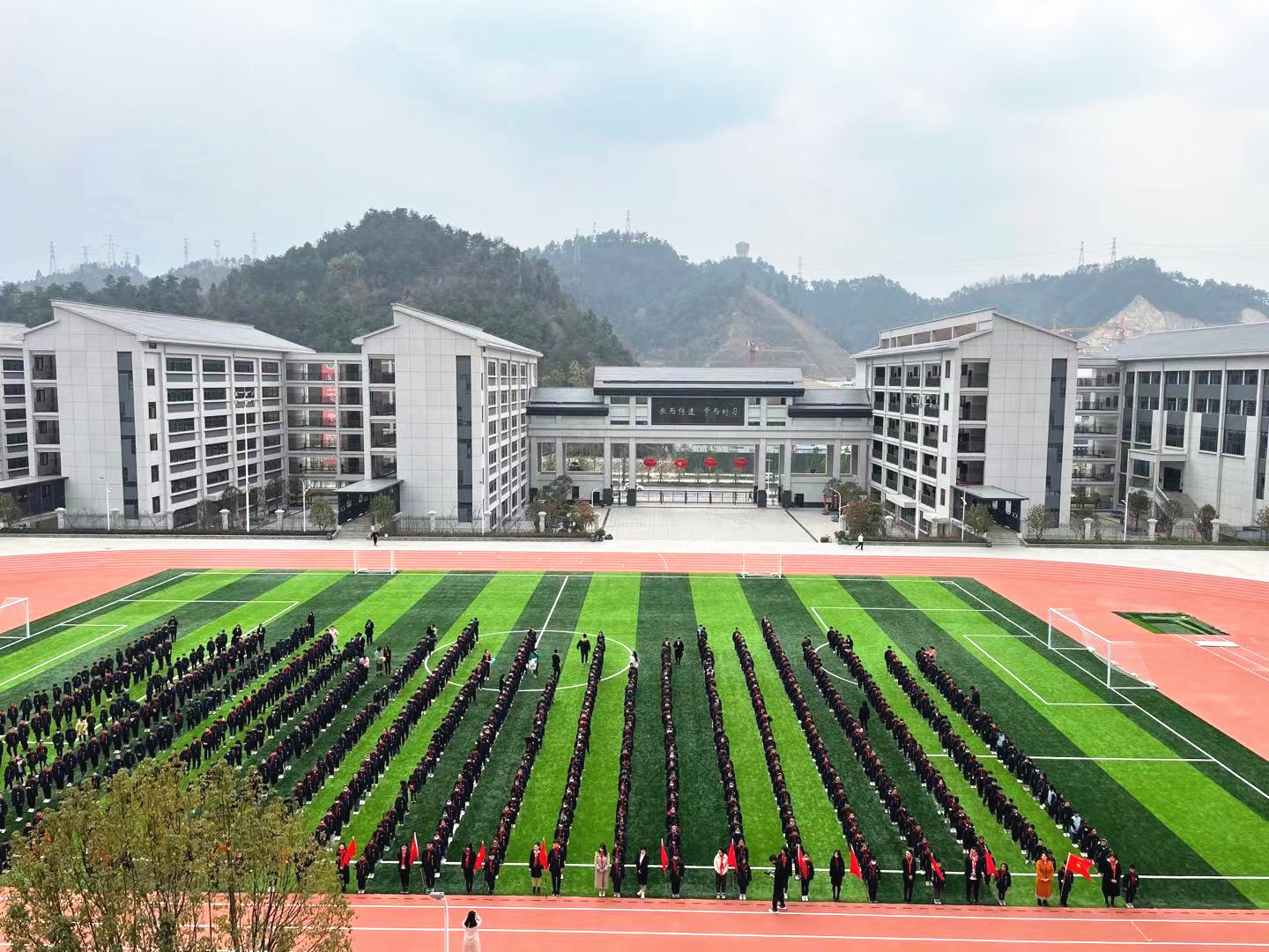 汉江实验学校小学部举办“弘扬雷锋精神，争当少年先锋”活动