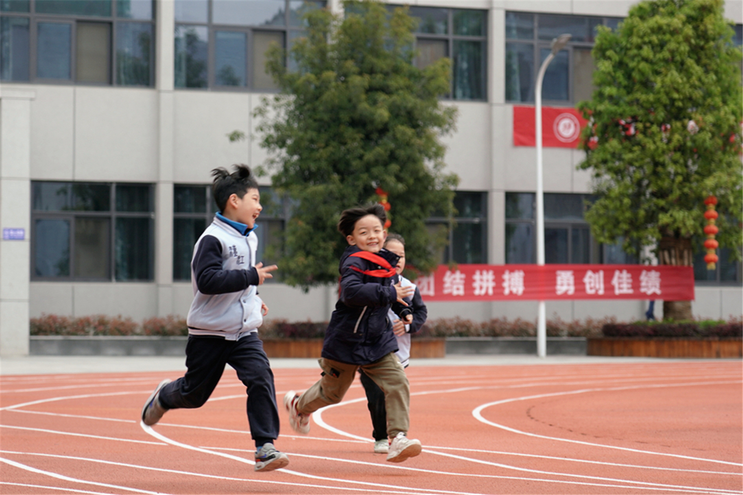 生命之花在运动中绽放——汉江实验学校首届春季体质健康达标运动会